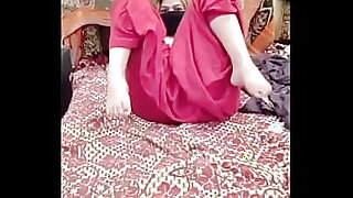 Un hombre pakistaní cachondo disfruta de un encuentro anal caliente en su alquiler temporal.