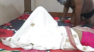 Индийская домохозяйка получает оральный секс от своего жаждущего родственника в горячей встрече.