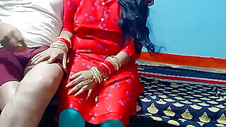 Индийская девушка испытывает интенсивное удовольствие после жесткого обращения в горячей и горячей встрече.