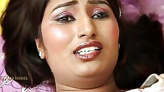 Swathi Aunty在热辣的Telugu电影中享受着诱人的蜂蜡待遇。