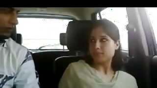 一对新生的巴基斯坦夫妇通过在车上进行性活动来调动他们的性能量。
