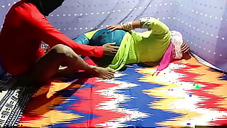 Meia-irmãs indianas exibem seus corpos esbeltos de forma sedutora, se entregando a um sexo apaixonado.