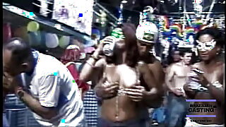 Experimente o carnaval selvagem de Samba com encontros sexuais intensos. Assista garotas quentes se sujando neste vídeo erótico de Bhabhi Pornô Indiano