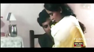 Actriz tamil decepcionada consolada por su amigo en un encuentro íntimo.