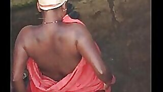 Uma bhabhi Desi expõe seu corpo e se satisfaz na webcam.