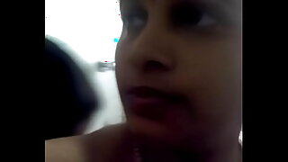 આ હોટ ભારતીય વિડિયોમાં આન્દ્રા અને તેના મિત્રો પ્રખર લેસ્બિયન સેક્સમાં વ્યસ્ત છે.