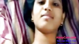 Uma adolescente Desi fica selvagem em um vídeo pornô de bhabhi quente com ações imprevisíveis.