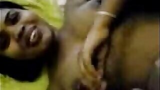Страстная тамильская девушка из Индии демонстрирует свои прелести и дразнит пальцами в горячем видео.