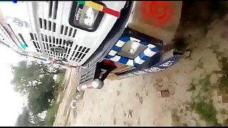 Mujeres indias se ponen kinky en un camión, conectando sexualmente entre sí.