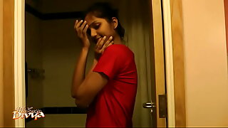 ભારતીય નવજાત દિવ્યા હોટ બાથરૂમમાં મોઇશ્ચર મેન સાથે કામુક સ્નાન કરે છે.