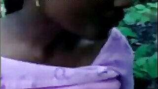 एक तेलुगु किशोरी एक गर्म, गर्म दृश्य में अपनी योनि को उजागर करती है जो आपको बेदम कर देगी।