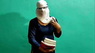 A tia Kerala tem sua buceta preenchida em uma sala de aula.