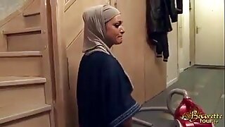 一个性感的hijabi在热辣的跨种族场景中被一根大黑鸡巴操着她紧绷的屁股。