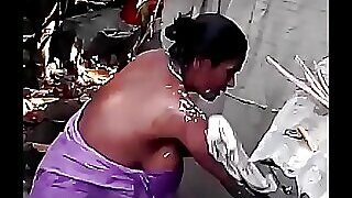 一个印度帅哥在圣昆廷的狂野裸体洗浴中享受着被注意到的大包裹。