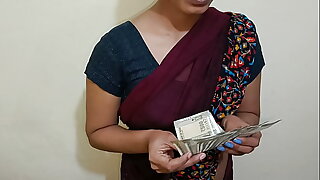 Una sexy chica india escucha música hindi en la oficina.