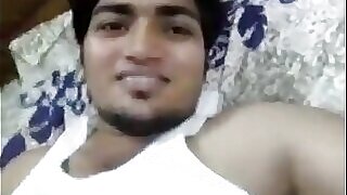 Uma garota indiana Desi fala sacanagem enquanto se envolve em sexo anal.