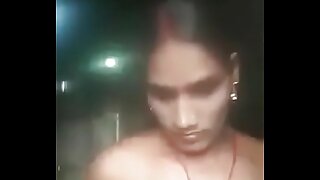 Explore o conteúdo experimental do Tamil com este vídeo temático de bagagem com um encontro quente e técnicas únicas de rotulagem.