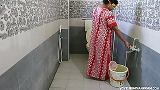Uma mulher indiana se expõe, fazendo xixi em um vídeo quente.