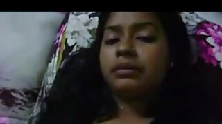 Шаг в мир индийского HD-порно с этим захватывающим видео, демонстрирующим чувственную и эротическую сцену на тему мусора.