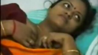 Индийская мама занимается извращенным сексом со студентом по веб-камере.