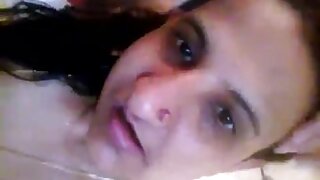Индийская красотка с упругой грудью демонстрирует свое любительское лоно в дразнящем видео.