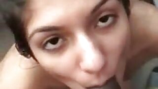 Uma mulher paquistanesa experimenta sexo áspero no sofá depois de uma foda quente com braços apertados.
