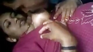 Индийские новички занимаются грязным сексом в шумной сессии, пленяя камеру своей раскованной страстью и грубой похотью.