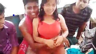 As escapadas públicas de um casal indiano são capturadas na câmera para o seu prazer visual.