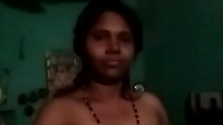 Тамильская девушка занимается жестким сексом на веб-камеру со своим партнером по пабу.
