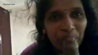 Experta en mamadas indias enseña habilidades orales a una hermosa chica