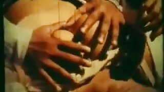观看一个性感的印度熟女在这个充满水果味的色情视频中被一根多汁的芒果激起。