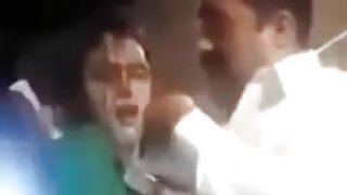 Uma noiva paquistanesa fica selvagem na câmera com sexo kinky.