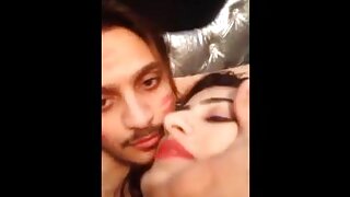 一个性感的巴基斯坦少女在网络摄像头上狂野,渴望你的关注并渴望你的精液。