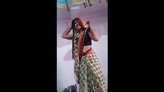Смотри, как потрясающая индийская красотка соблазнительно танцует и дует, не оставляя ничего воображению.