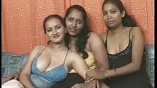Lesbianas indias se involucran en juegos eróticos