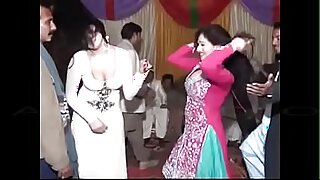 Uma festa deliciosa se transforma em uma festa de sexo selvagem com noivas paquistanesas se sujando.