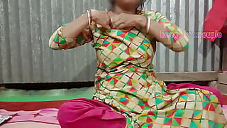 A pilha apaixonada da tia bengali Tumpa a deixa desejando mais.