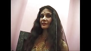 Uma beleza indiana com uma bunda apertada fica selvagem na câmera com um grande pau preto.